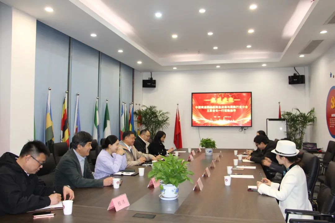 中國(guó)商聯(lián)商業(yè)店裝與展陳行業(yè)分會(huì)會(huì)長(zhǎng)王躍一行到訪浙江工商大學(xué)創(chuàng)業(yè)園參觀交流、共促發(fā)展