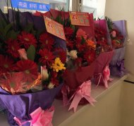 花送雷鋒手，情暖雷鋒心——“萬朵鮮花送雷鋒”活動(dòng)溫暖落幕